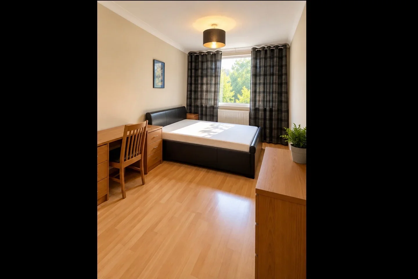 Flat Skinner Street in Greater London
