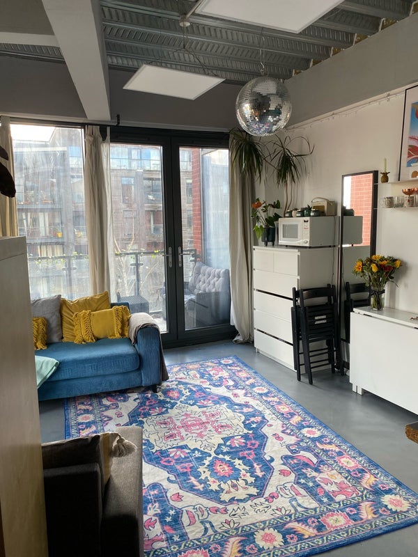 Flat Barnabas Road in Greater London