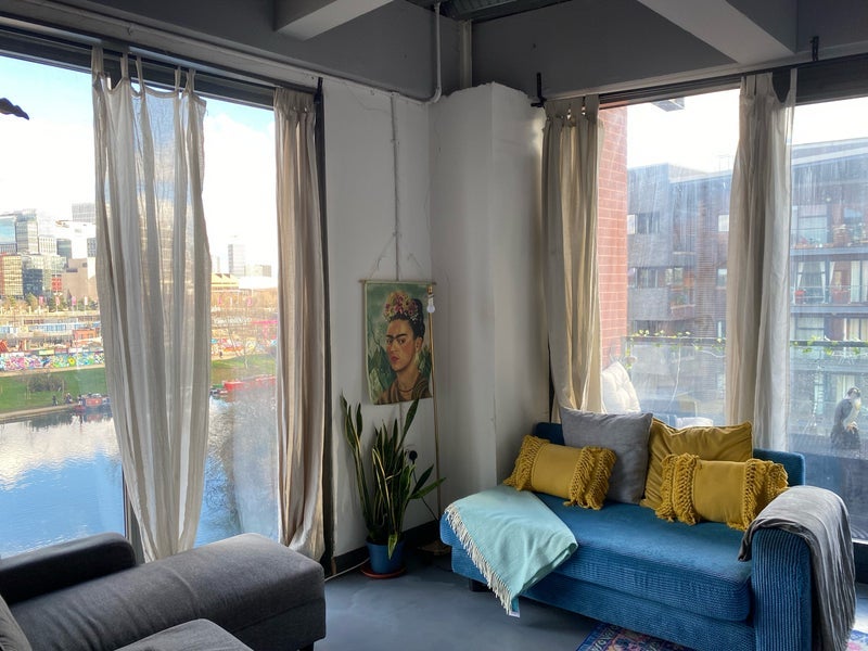 Flat Barnabas Road in Greater London