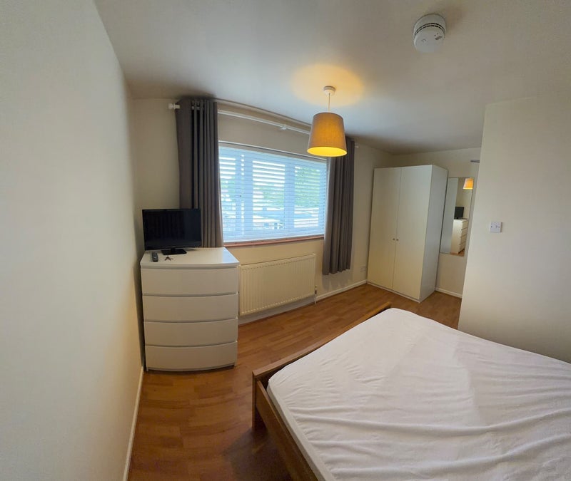 Room Lincoln Close in Crawley
