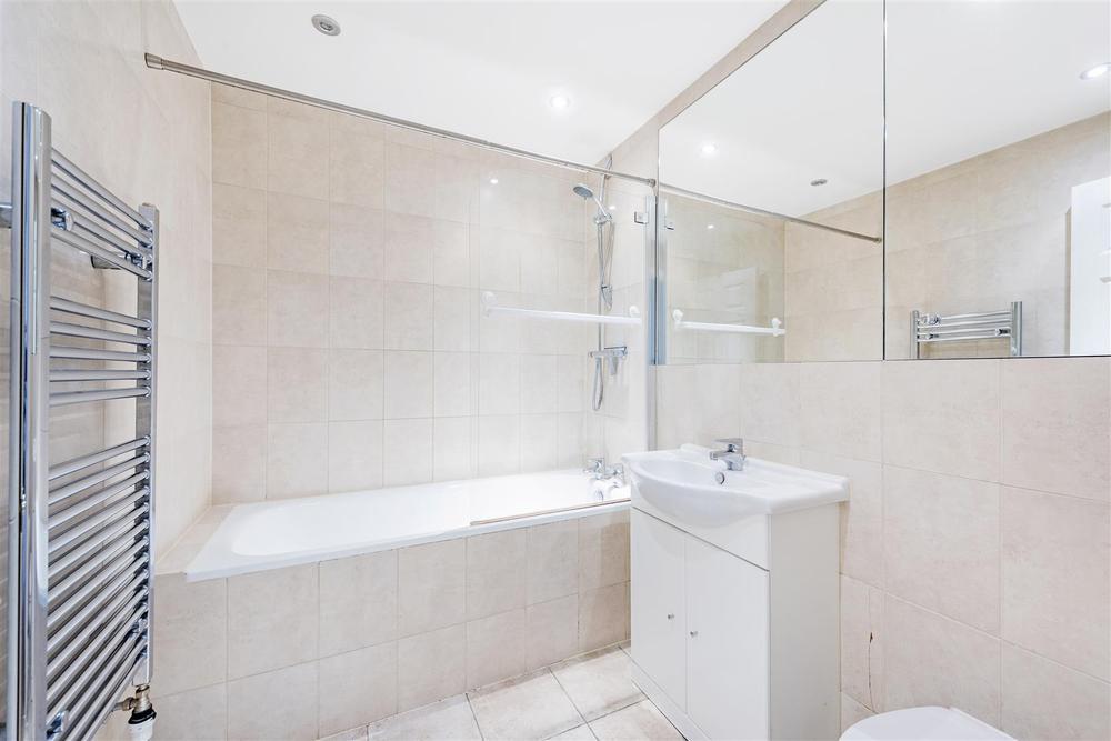 Flat Covent Garden Piazza in City of Westminster