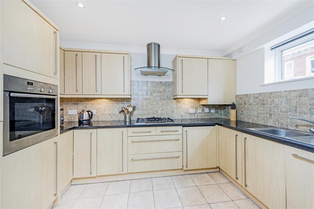 Flat Covent Garden Piazza in City of Westminster