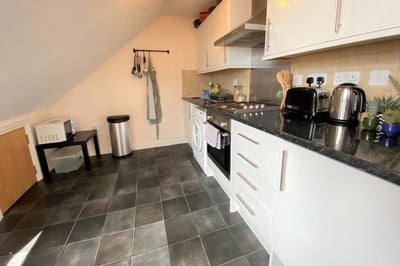 Flat Dundonald Road in Bristol