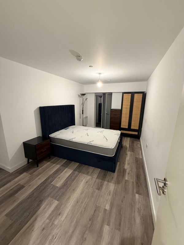Room Vicarage Grove in Salford