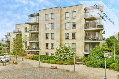 Flat Wheatcroft Court in Greater London