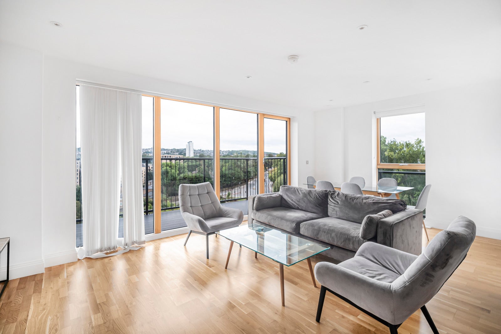 Flat Wellington Street in Greater London