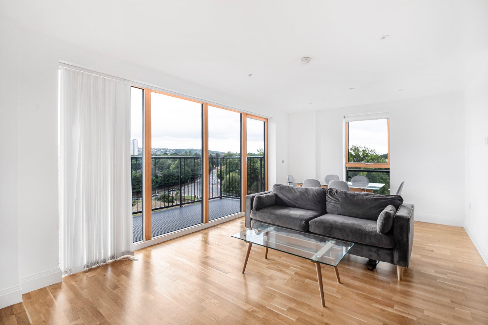 Flat Wellington Street in Greater London