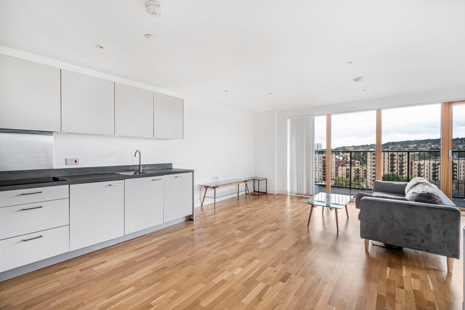 Flat Wellington Street in Greater London