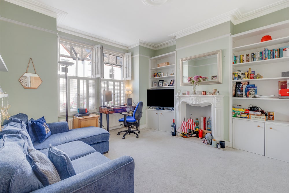 Flat Treport Street in Greater London