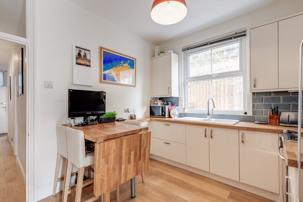 Flat Treport Street in Greater London