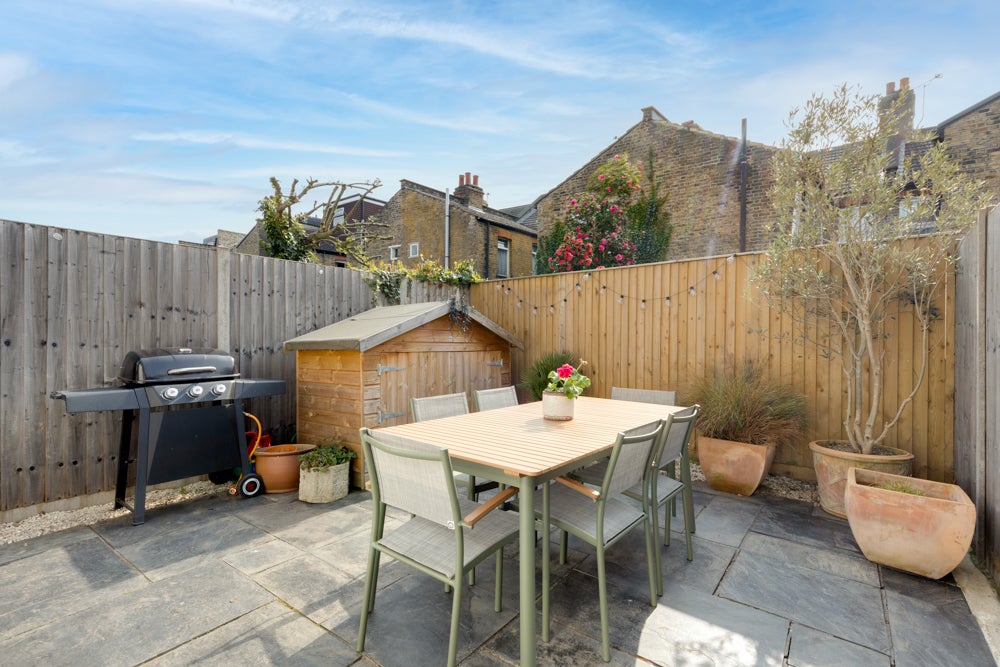 Flat Treport Street in Greater London