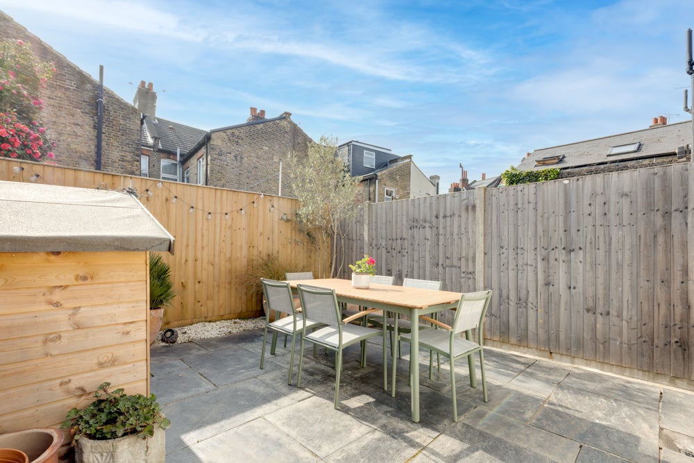 Flat Treport Street in Greater London