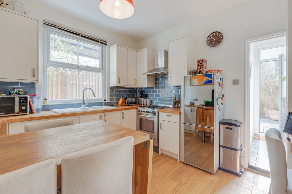 Flat Treport Street in Greater London