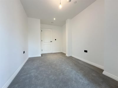Flat Whitehall Road in Leeds