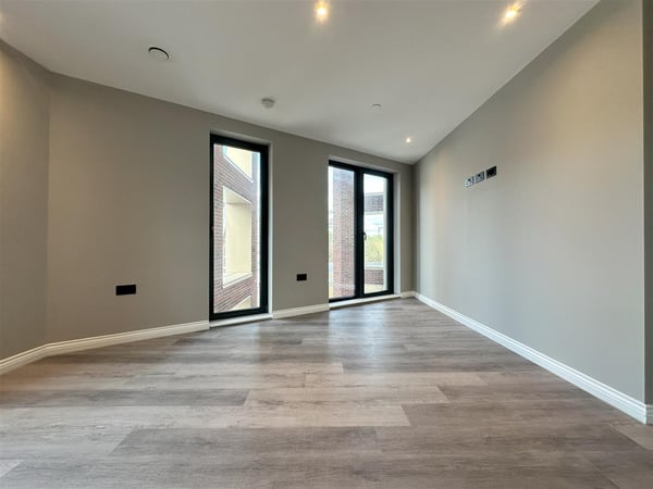 Flat Whitehall Road in Leeds