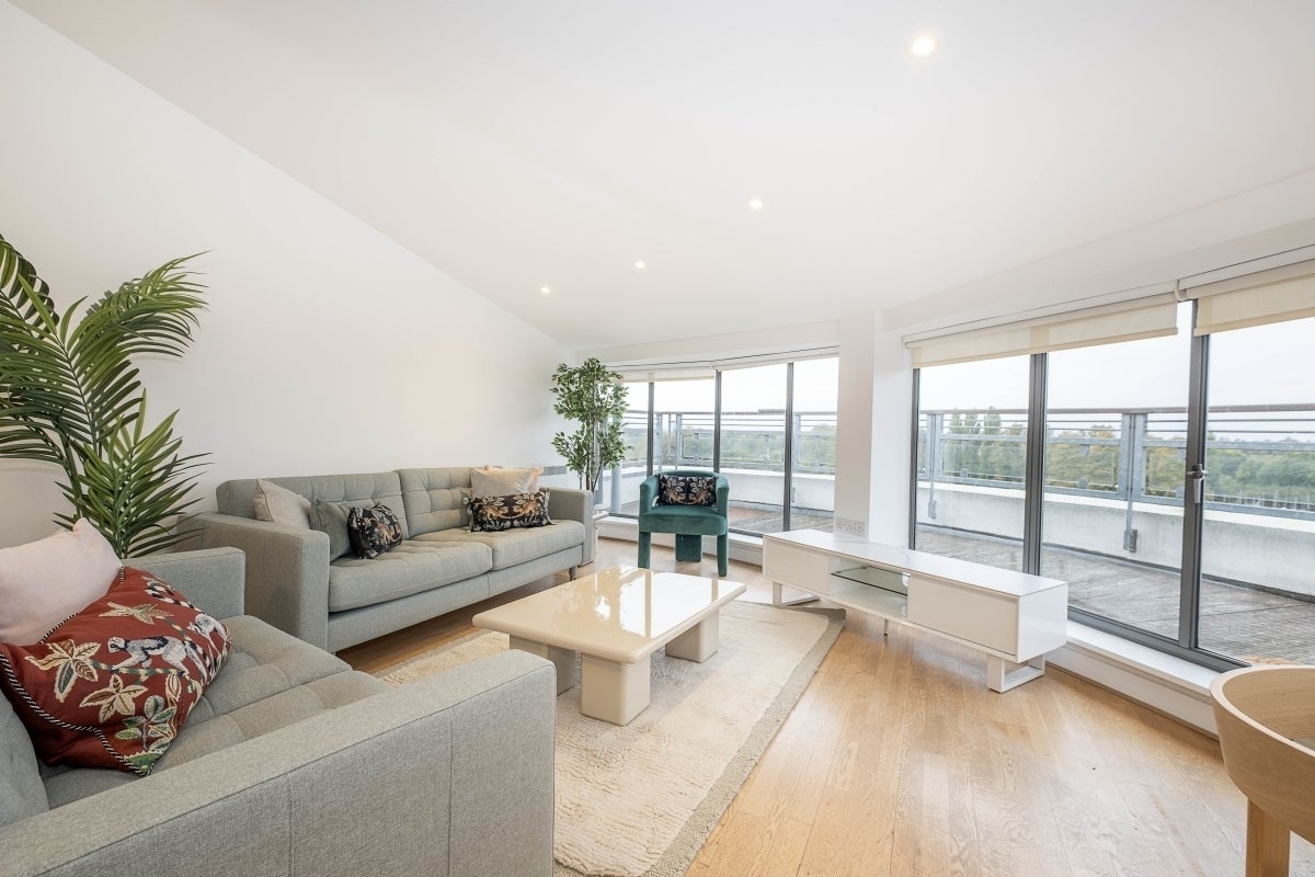 Flat Kent Road in Greater London