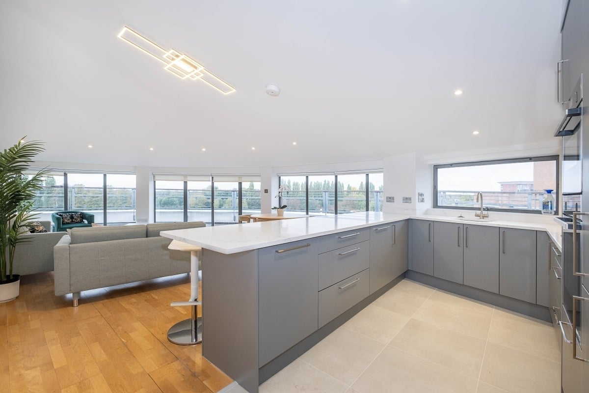 Flat Kent Road in Greater London