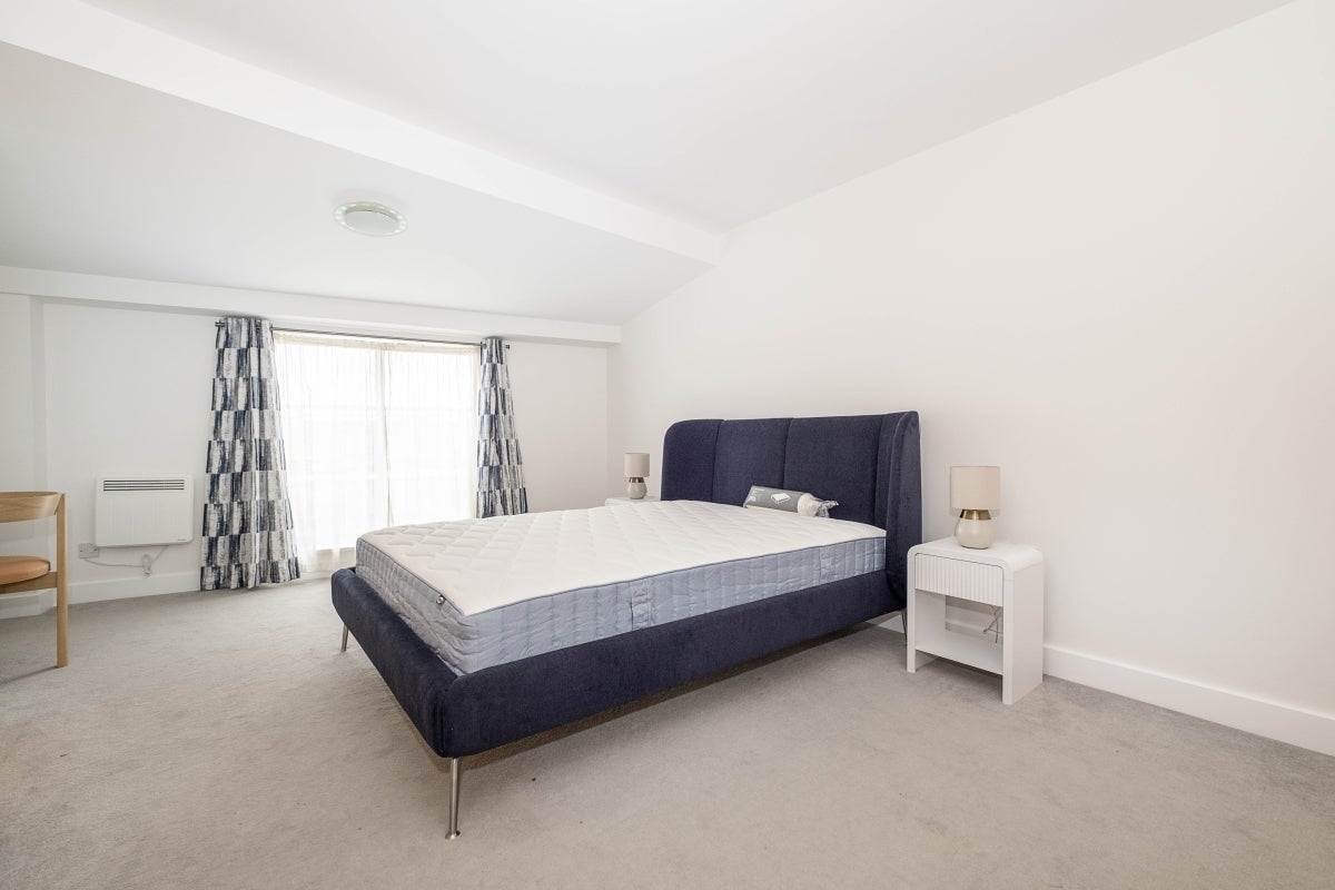Flat Kent Road in Greater London