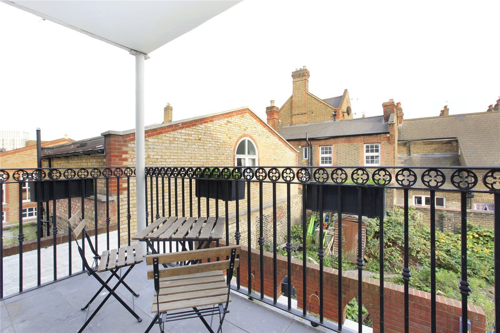 Flat Queenstown Road in Greater London
