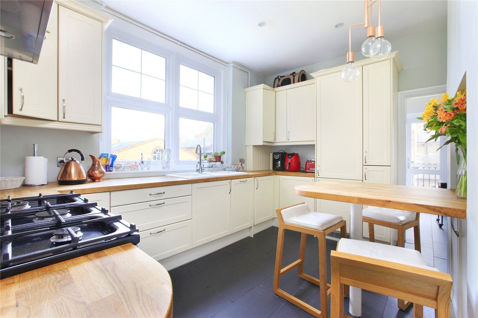 Flat Queenstown Road in Greater London