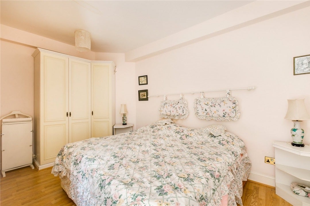 Flat Sloane Avenue in Greater London