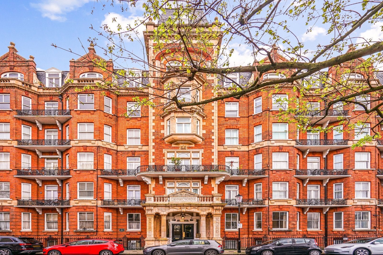 Flat Earl's Court Square in Greater London