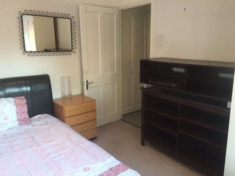 Room Mells Crescent in Greater London
