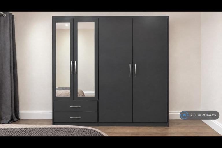 Room Mitcham Lane in Greater London