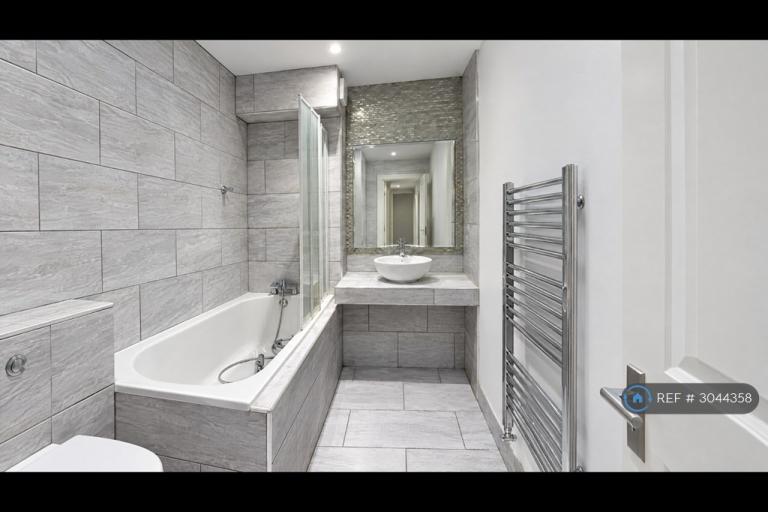 Room Mitcham Lane in Greater London