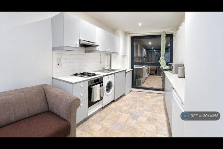 Room Mitcham Lane in Greater London