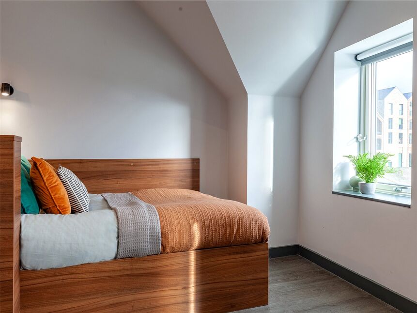Room High Street in Borough of Runnymede