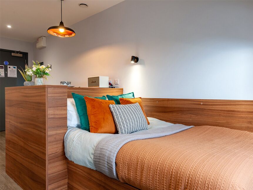 Room High Street in Borough of Runnymede
