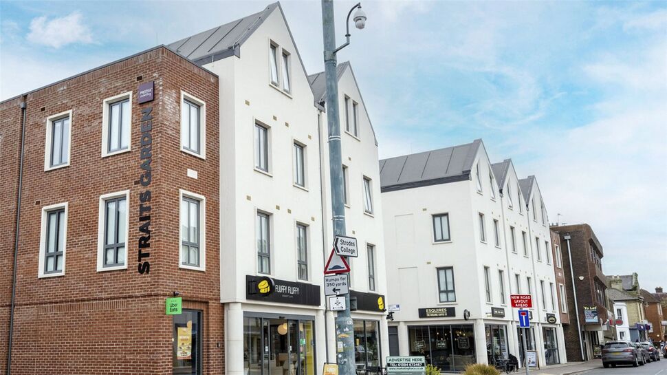 Room High Street in Borough of Runnymede