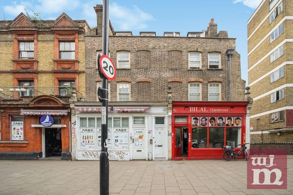 Flat Mile End Road in Greater London