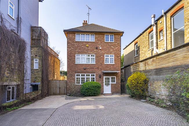 House The Avenue in Greater London