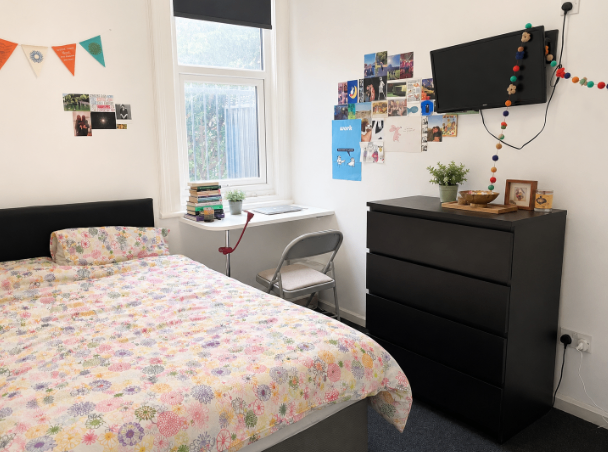 Room Cardigan Road in Leeds