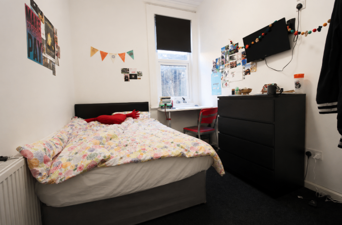 Room Cardigan Road in Leeds