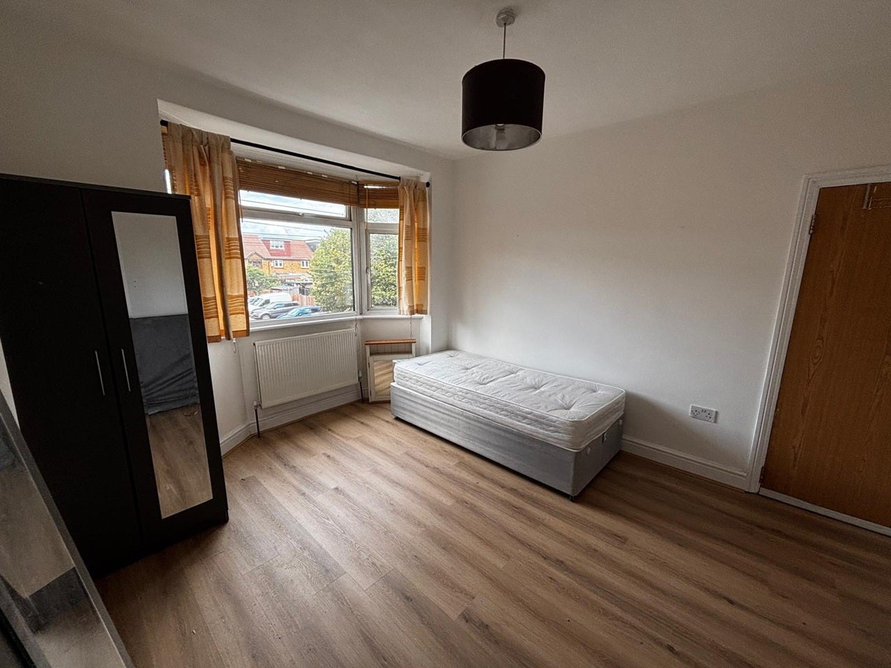 Room Boundary Road in Greater London