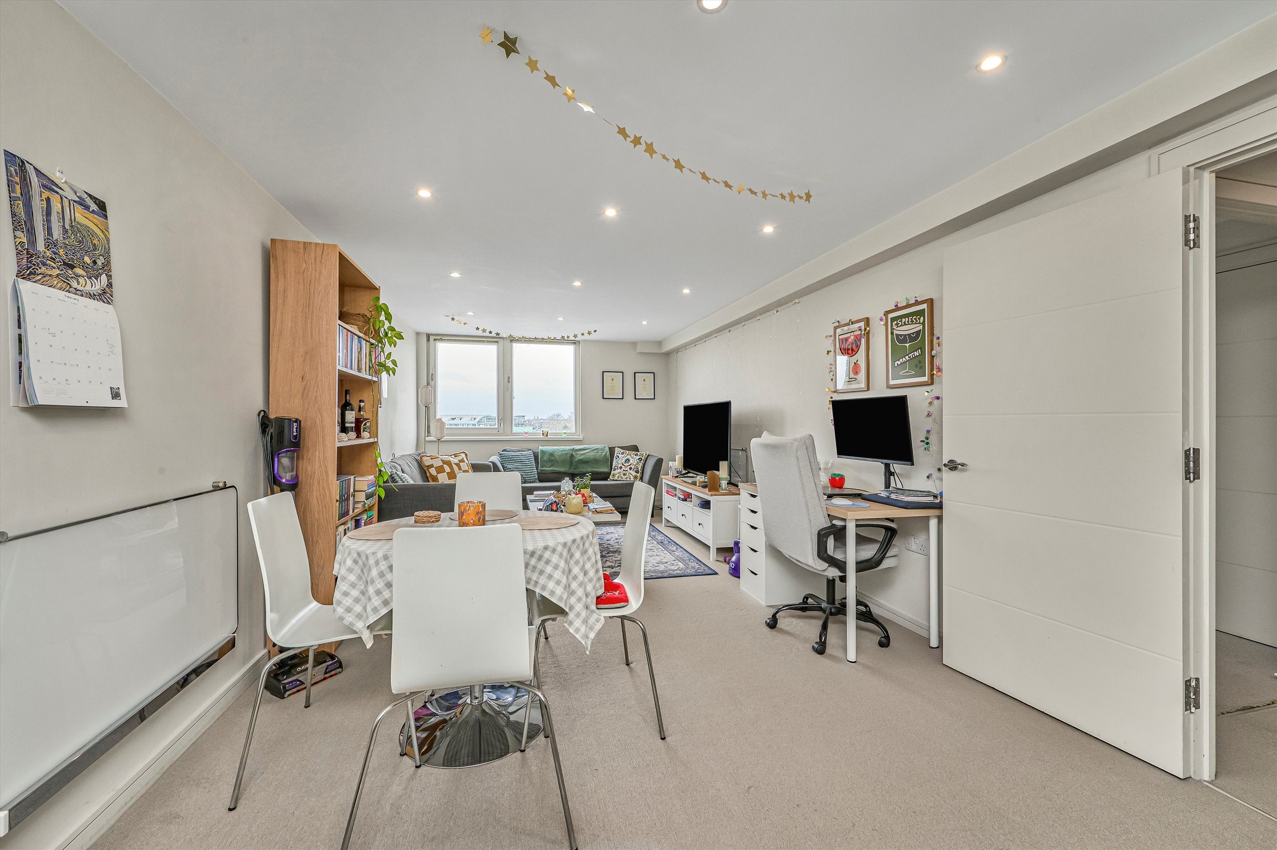 Flat Garden Road in Greater London