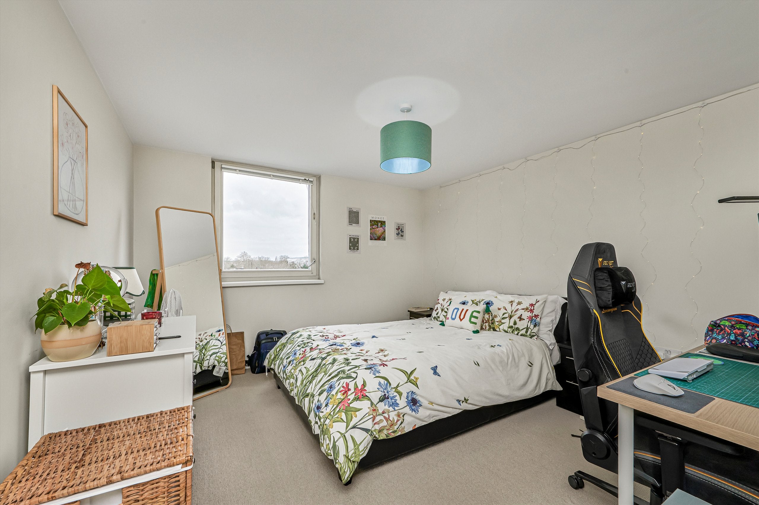 Flat Garden Road in Greater London