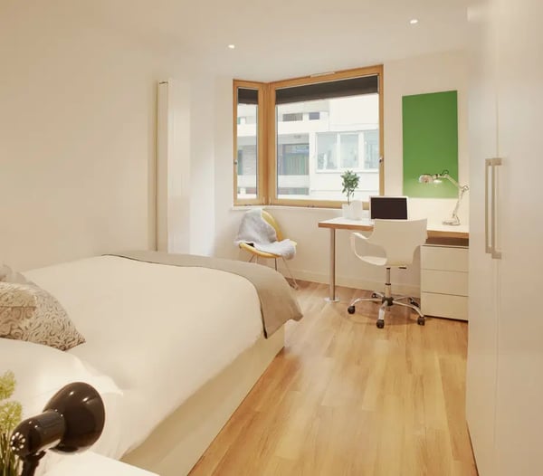 Flat Commercial Road in Greater London