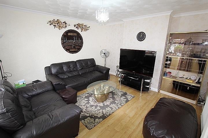 House Townson Avenue in Greater London