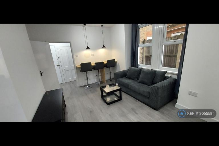 Flat Gilbey Road in Greater London