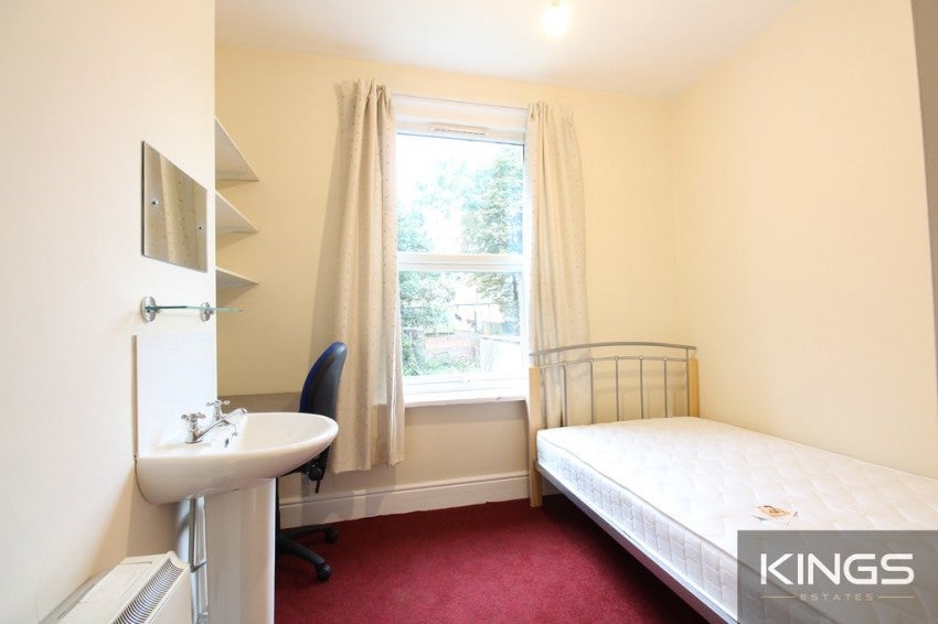 Flat Spring Crescent in Southampton