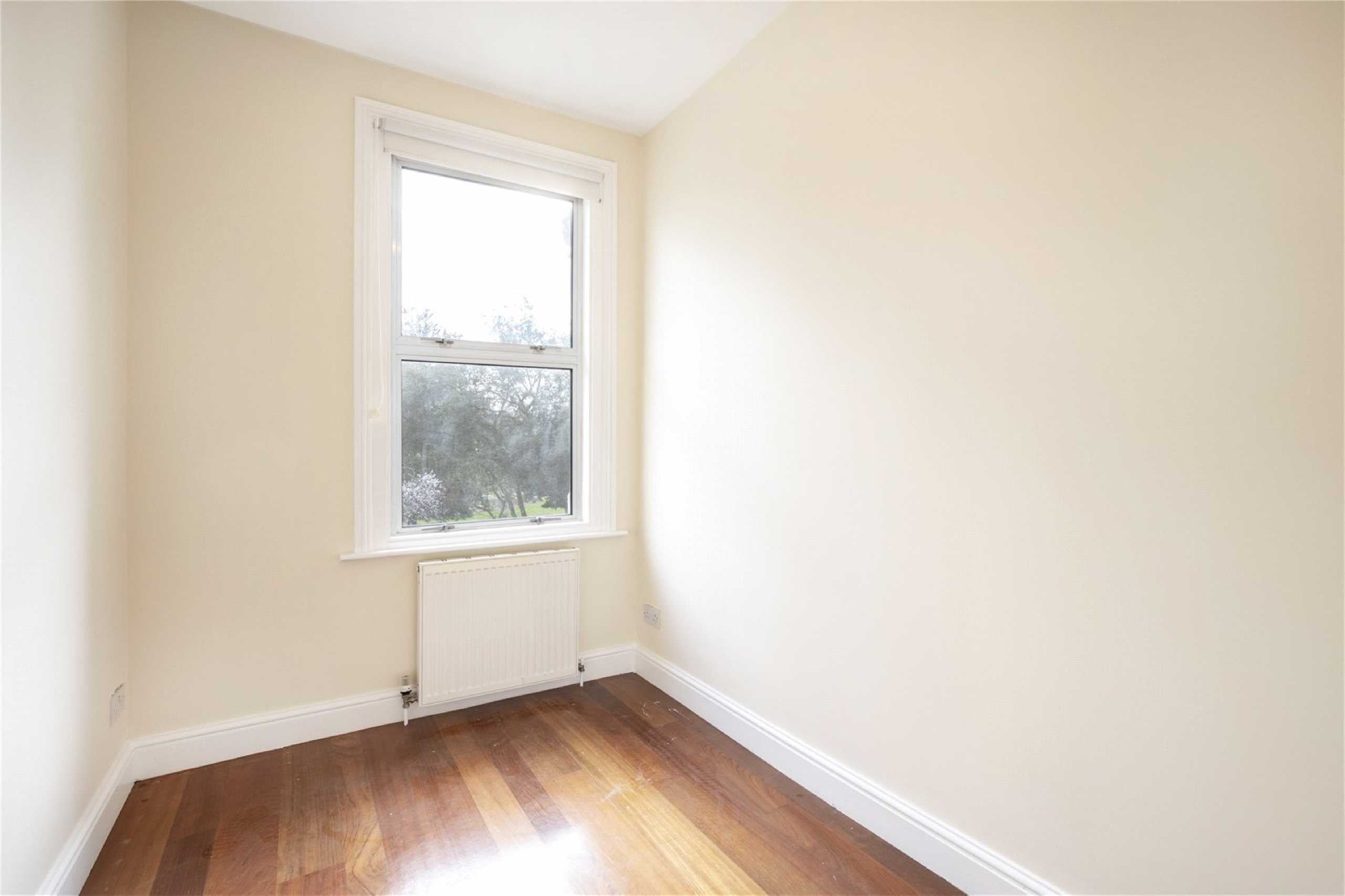 Flat Kings Road in Greater London