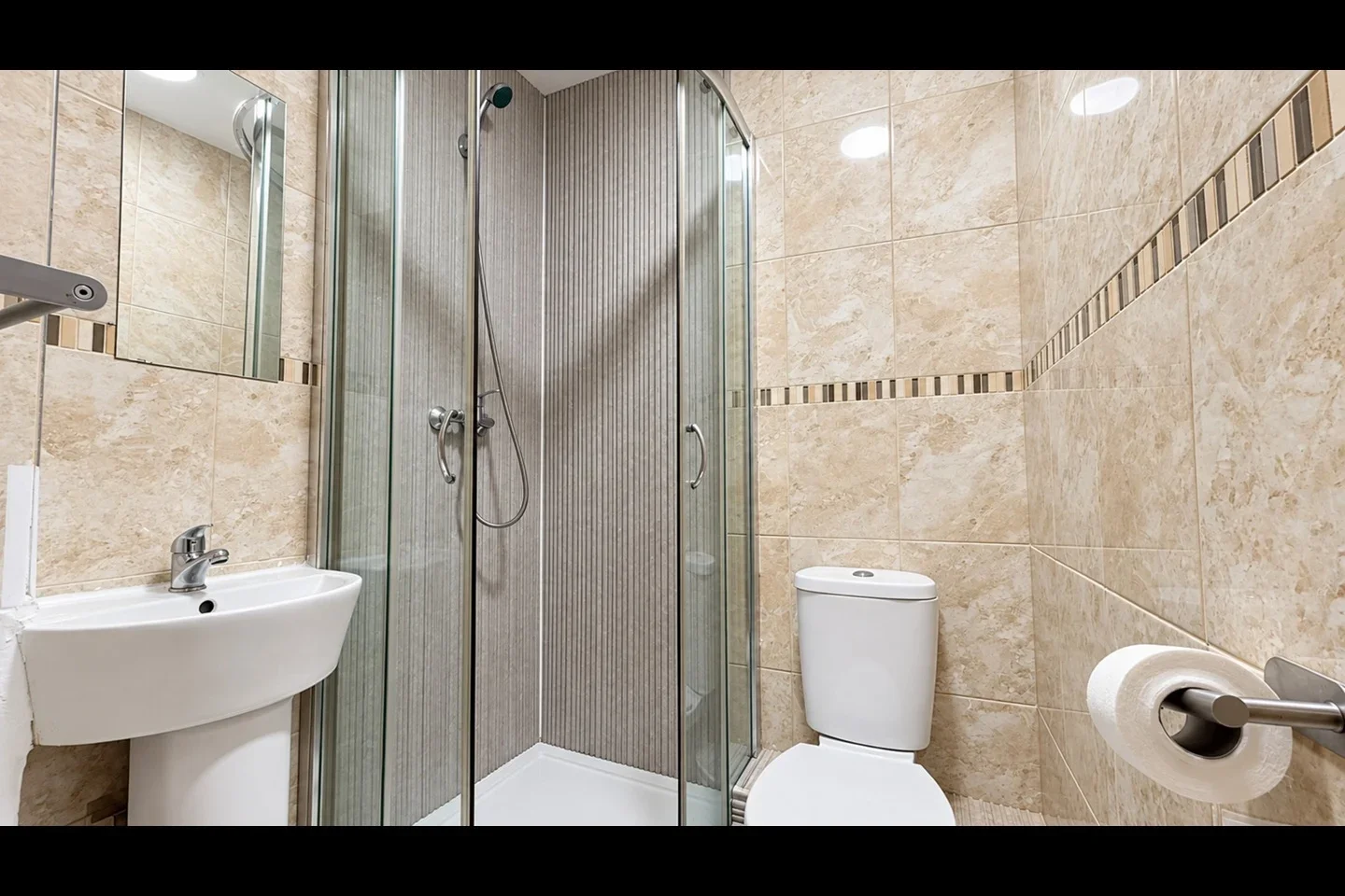 Flat Kempsford Gardens in Greater London
