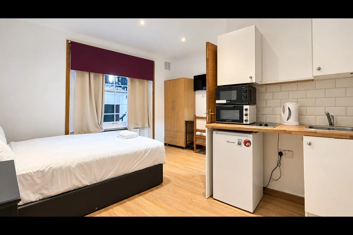 Flat Kempsford Gardens in Greater London