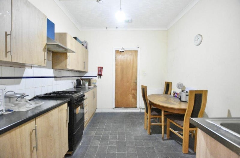 Room Burges Road in Greater London