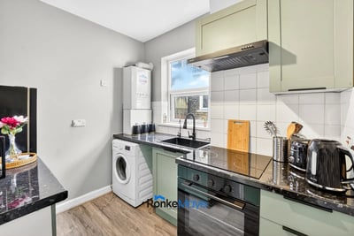 Flat Harpenden Road in Greater London