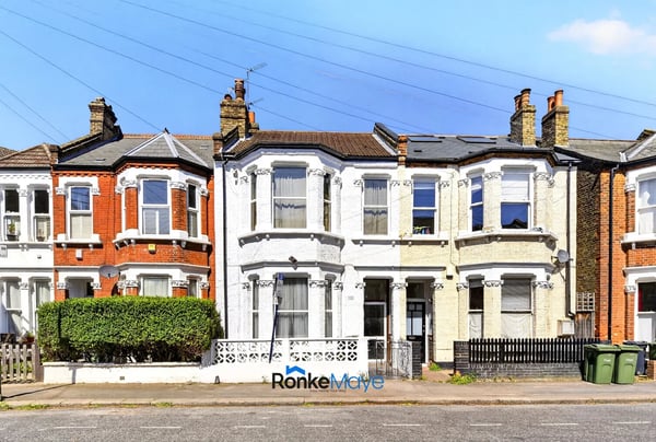 Flat Harpenden Road in Greater London